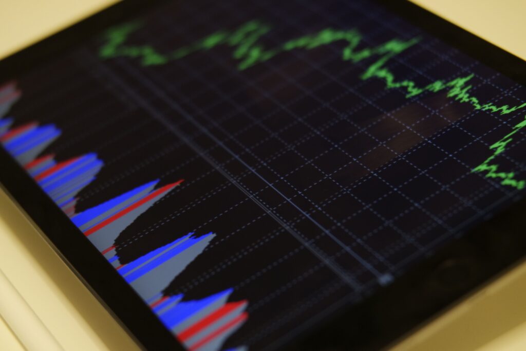 Investing Basics: How to Get Started Without Feeling Overwhelmed Gráfico bursátil mostrando tendencia al alza